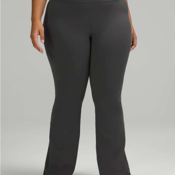 2022-Lululemon Groove Super-High-Rise Flared Pant Nulu
Graphite Grey size 12 - Picture 2 of 11